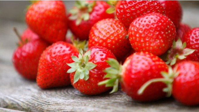 Frutas para perda de peso: Top 6 frutas Low-Carb para incluir em sua dieta 3 morango fruta com baixo carboidrato